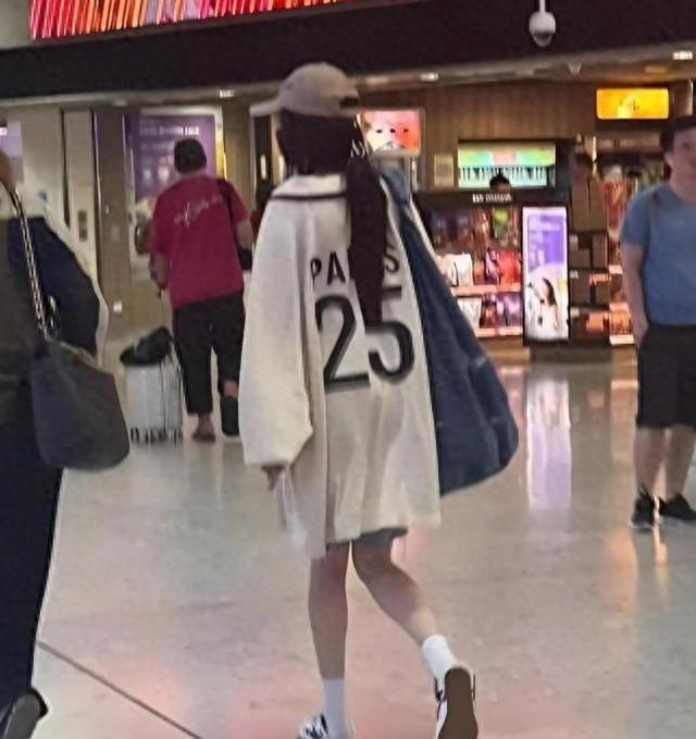杨幂香港高铁站