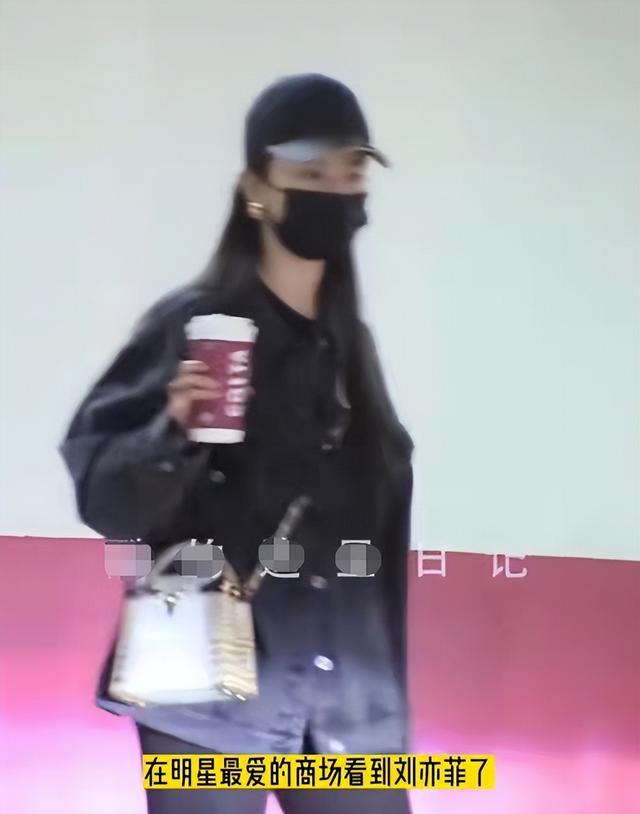 刘亦菲商场近照